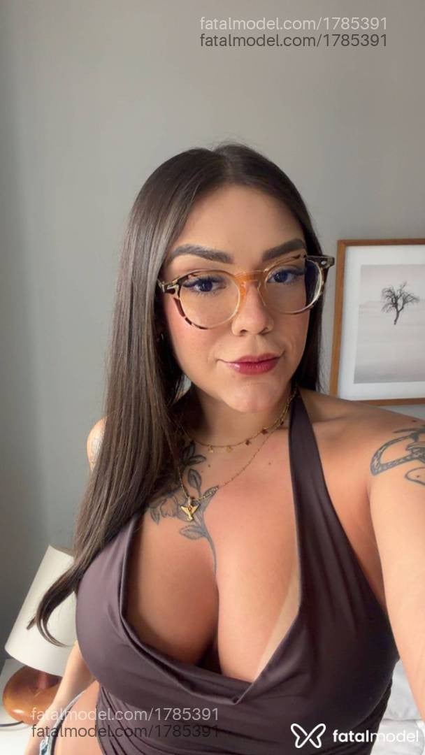 Acompanhante mulher com cabelo castanho de olhos castanhos - Babi Luz