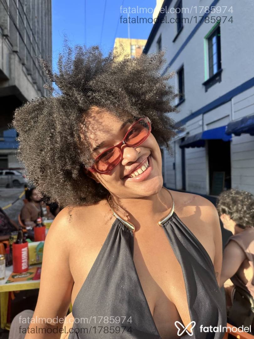 Acompanhante mulher morena (o) de olhos mel - Lorena Buarque