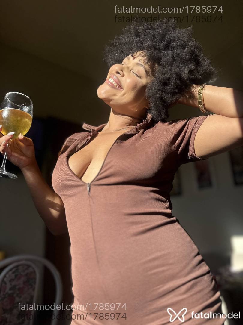 Acompanhante mulher morena (o) de olhos mel - Lorena Buarque