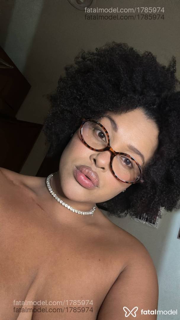 Acompanhante mulher morena (o) de olhos mel - Lorena Buarque