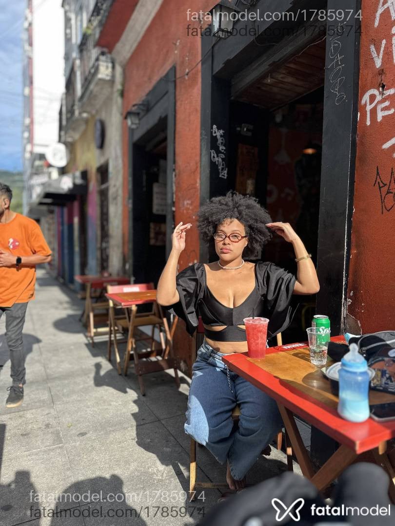 Acompanhante mulher morena (o) de olhos mel - Lorena Buarque
