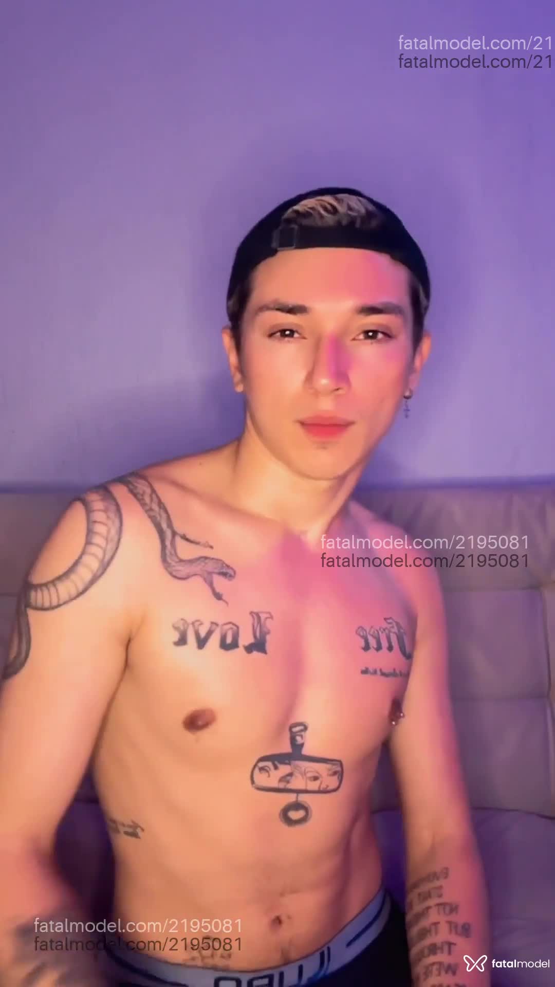 Acompanhante homem com cabelo colorido de olhos pretos em São Paulo Acompanhante homem com cabelo colorido de olhos pretos em São Paulo - Gui Coelho