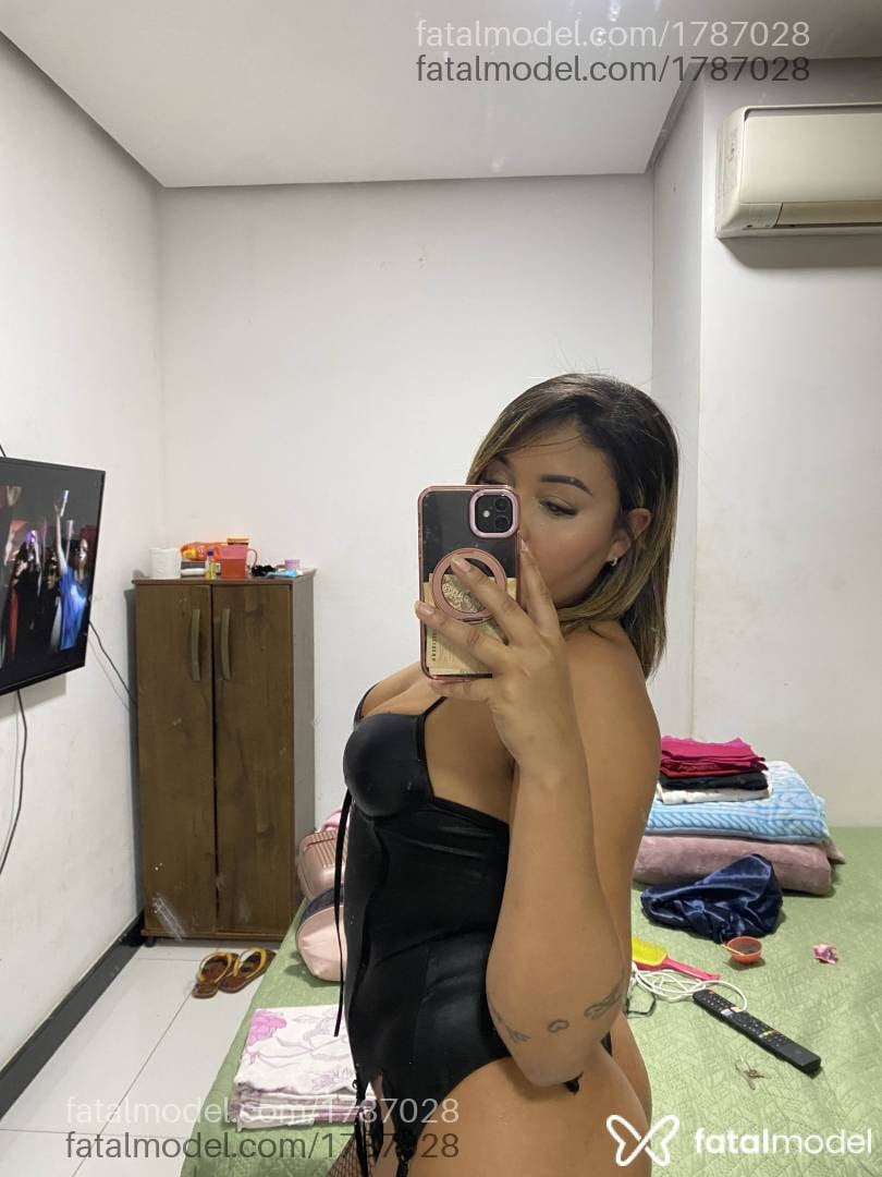 Acompanhante mulher loira (o) de olhos pretos - Fernanda Vilhena