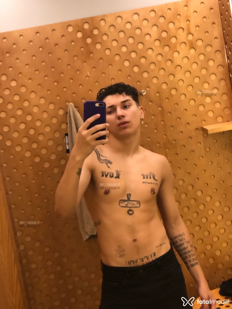 Acompanhante homem com cabelo colorido de olhos pretos em São Paulo Acompanhante homem com cabelo colorido de olhos pretos em São Paulo - Gui Coelho