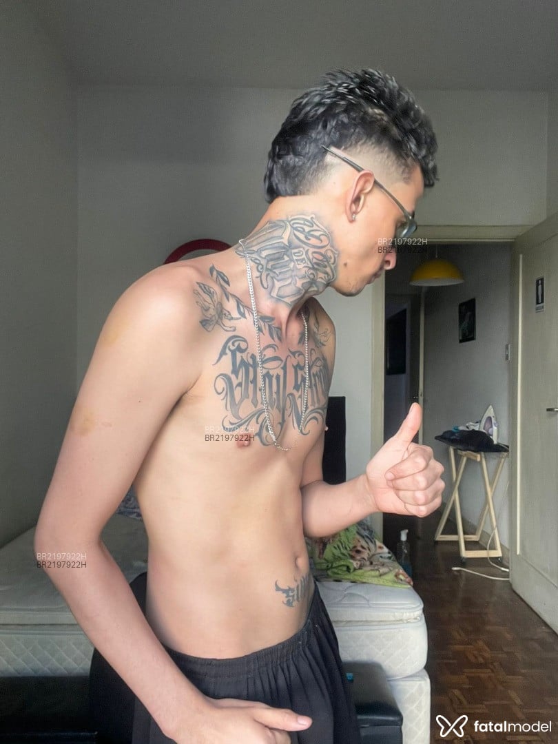 Acompanhante homem com cabelo castanho de olhos castanhos em São Paulo Acompanhante homem com cabelo castanho de olhos castanhos em São Paulo - Pedro Zorg