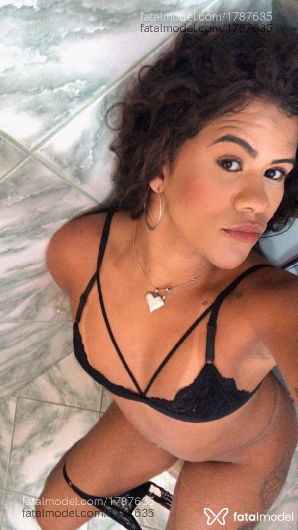 Acompanhante mulher trans com cabelo castanho de olhos castanhos - Luna ysmery
