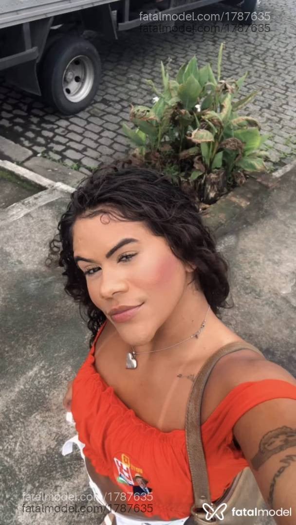 Acompanhante mulher trans com cabelo castanho de olhos castanhos - Luna ysmery