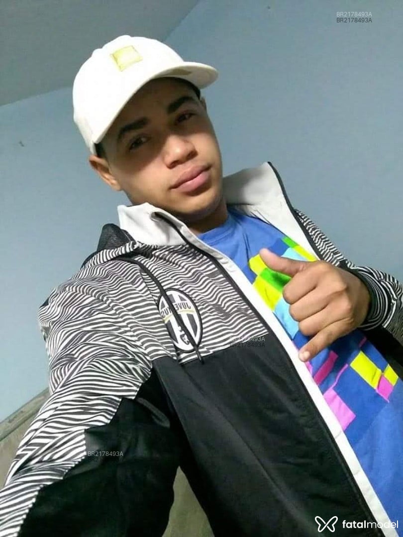 Acompanhante homem com cabelo castanho de olhos castanhos em São Paulo Acompanhante homem com cabelo castanho de olhos castanhos em São Paulo - Lucas