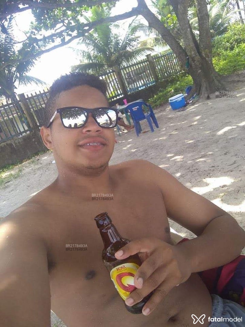 Acompanhante homem com cabelo castanho de olhos castanhos em São Paulo Acompanhante homem com cabelo castanho de olhos castanhos em São Paulo - Lucas