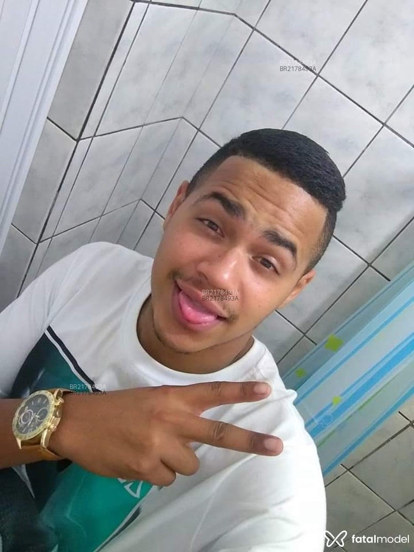 Acompanhante homem com cabelo castanho de olhos castanhos em São Paulo Acompanhante homem com cabelo castanho de olhos castanhos em São Paulo - Lucas