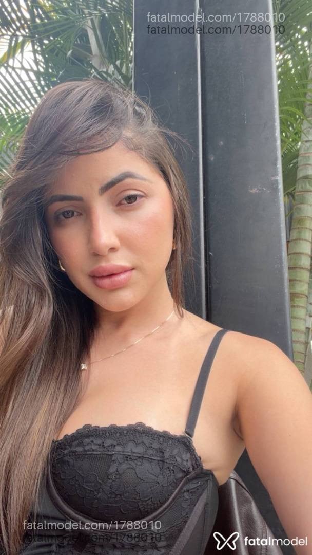 Acompanhante mulher com cabelo castanho de olhos castanhos - Paola