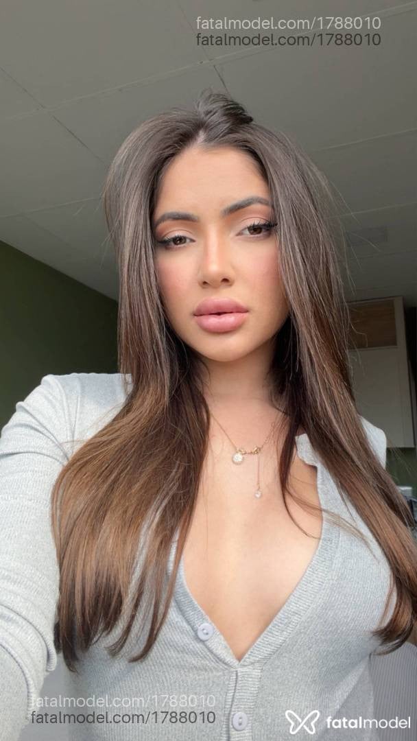 Acompanhante mulher com cabelo castanho de olhos castanhos em Foz do Iguaçu Acompanhante mulher com cabelo castanho de olhos castanhos em Foz do Iguaçu - Paola