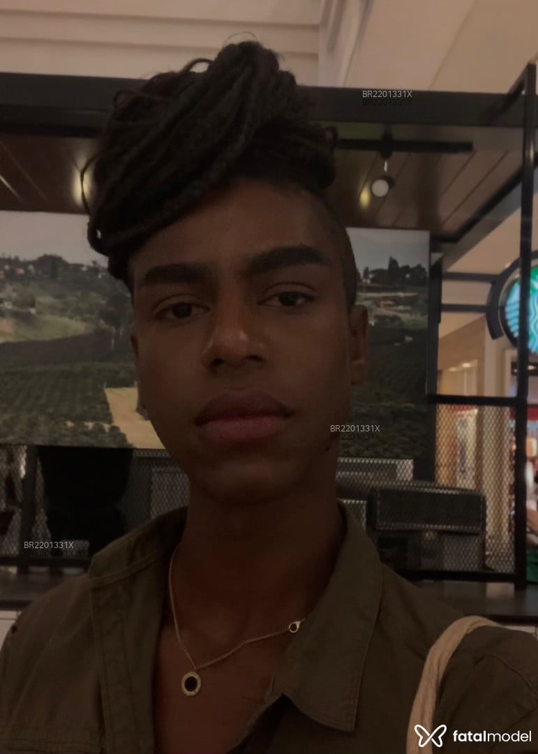 Acompanhante não-binário com cabelo castanho de olhos pretos em São Paulo - Ryan Albuquerque