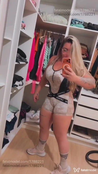 Acompanhante mulher com cabelo castanho de olhos castanhos em Virtual Acompanhante mulher com cabelo castanho de olhos castanhos em Virtual - Emilly
