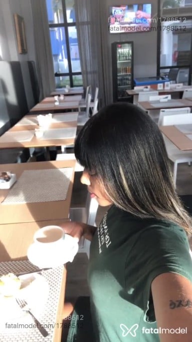 Acompanhante mulher com cabelo castanho de olhos pretos - Felícia Dourado Acompanhante mulher com cabelo castanho de olhos pretos - Felícia Dourado