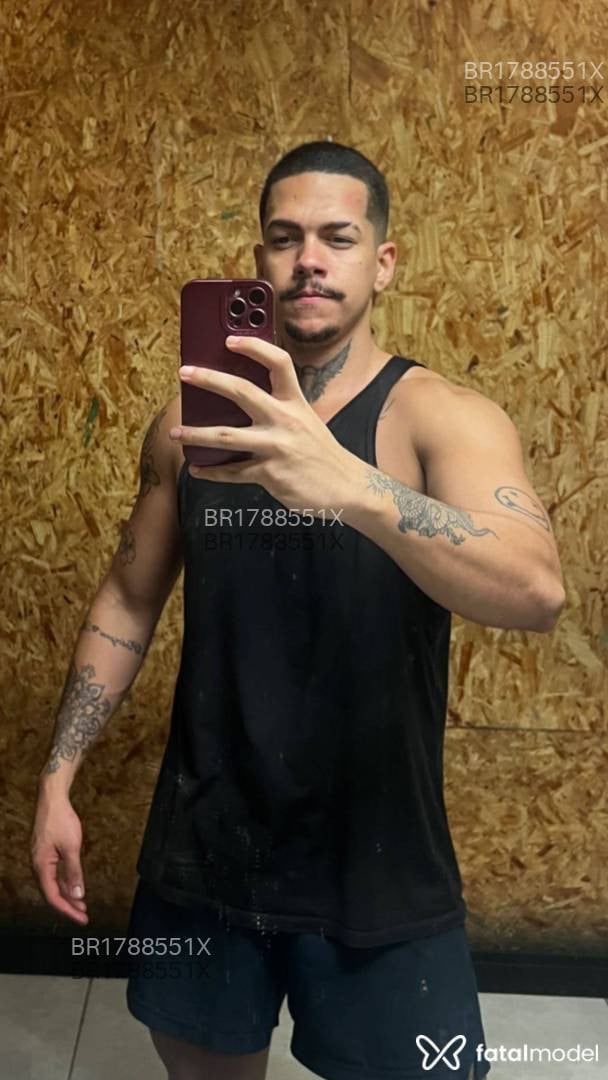 Acompanhante homem com cabelo castanho de olhos castanhos em Rio de Janeiro Acompanhante homem com cabelo castanho de olhos castanhos em Rio de Janeiro - NathanTatuado