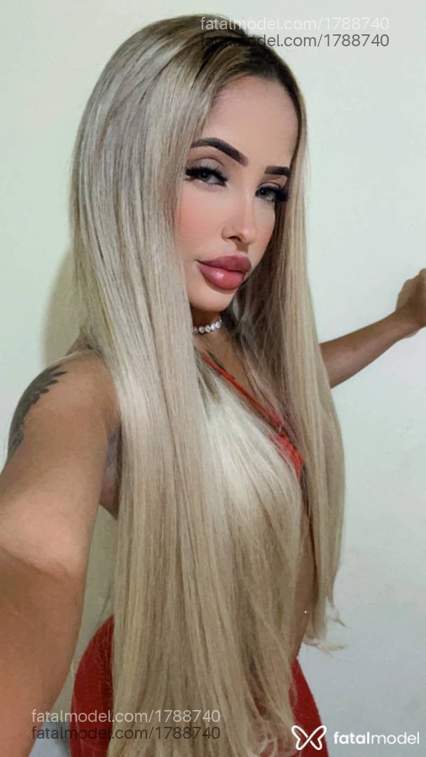 Acompanhante mulher loira (o) de olhos pretos - Aline Maia