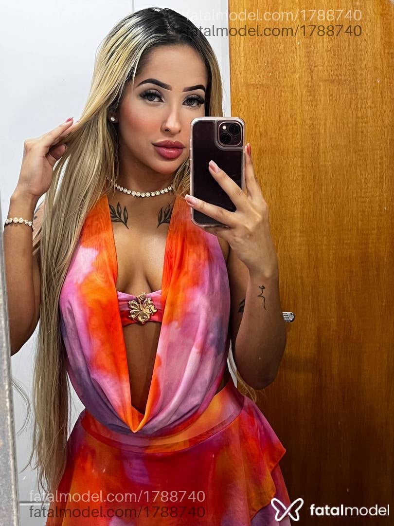 Acompanhante mulher loira (o) de olhos pretos - Aline Maia Acompanhante mulher loira (o) de olhos pretos - Aline Maia