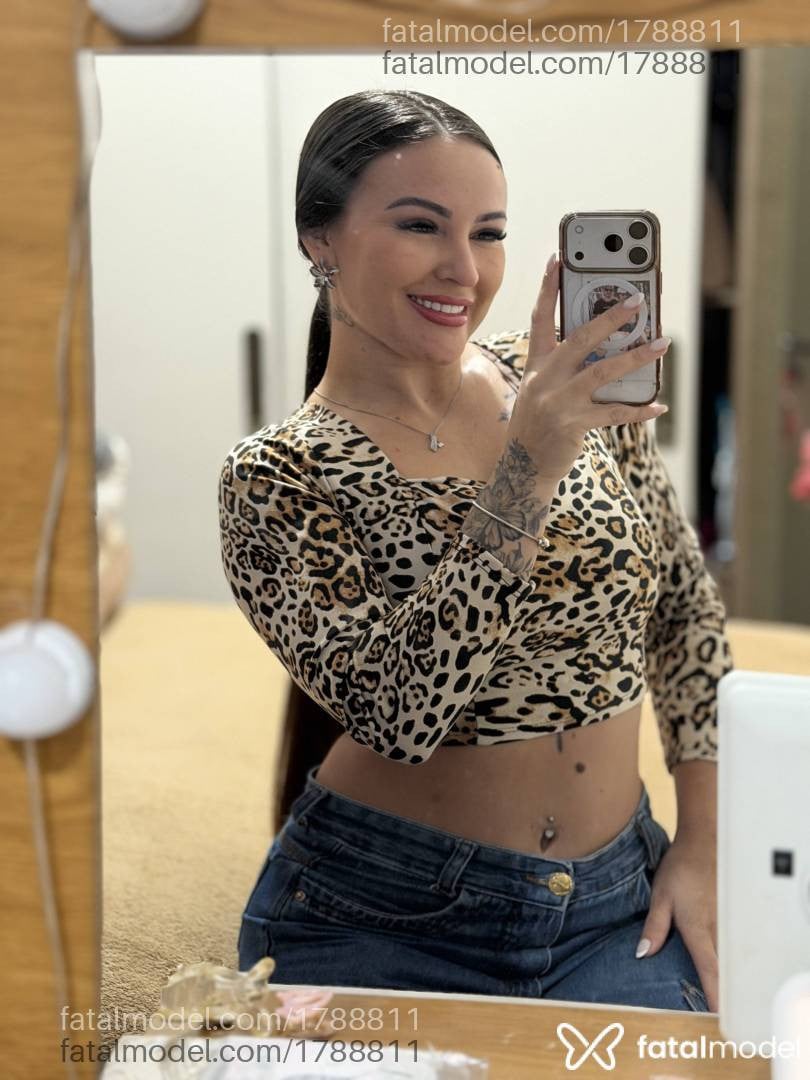 Acompanhante mulher com cabelo castanho de olhos castanhos - Alana
