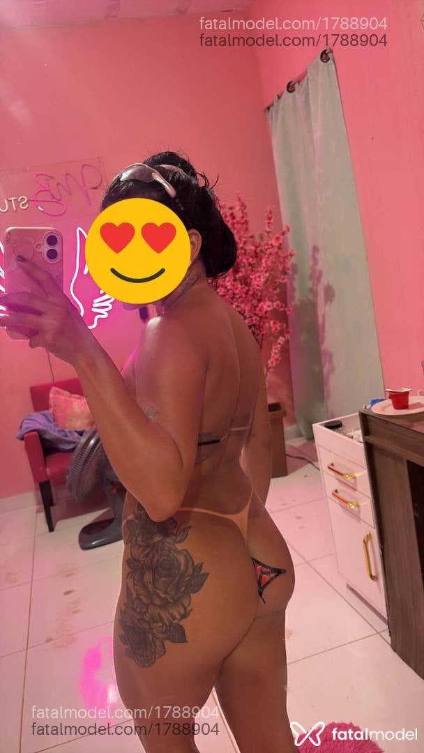 Acompanhante mulher morena (o) de olhos castanhos - Isís