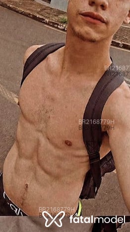 Acompanhante homem com cabelo castanho de olhos castanhos - Endrick Acompanhante homem com cabelo castanho de olhos castanhos - Endrick