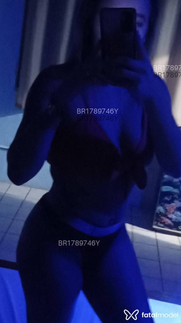Acompanhante mulher com cabelo castanho de olhos castanhos em Santiago - Leticia