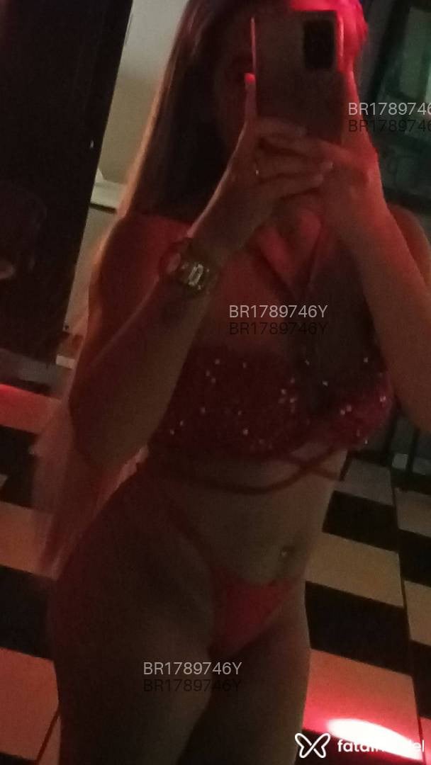 Acompanhante mulher com cabelo castanho de olhos castanhos em Santiago - Leticia