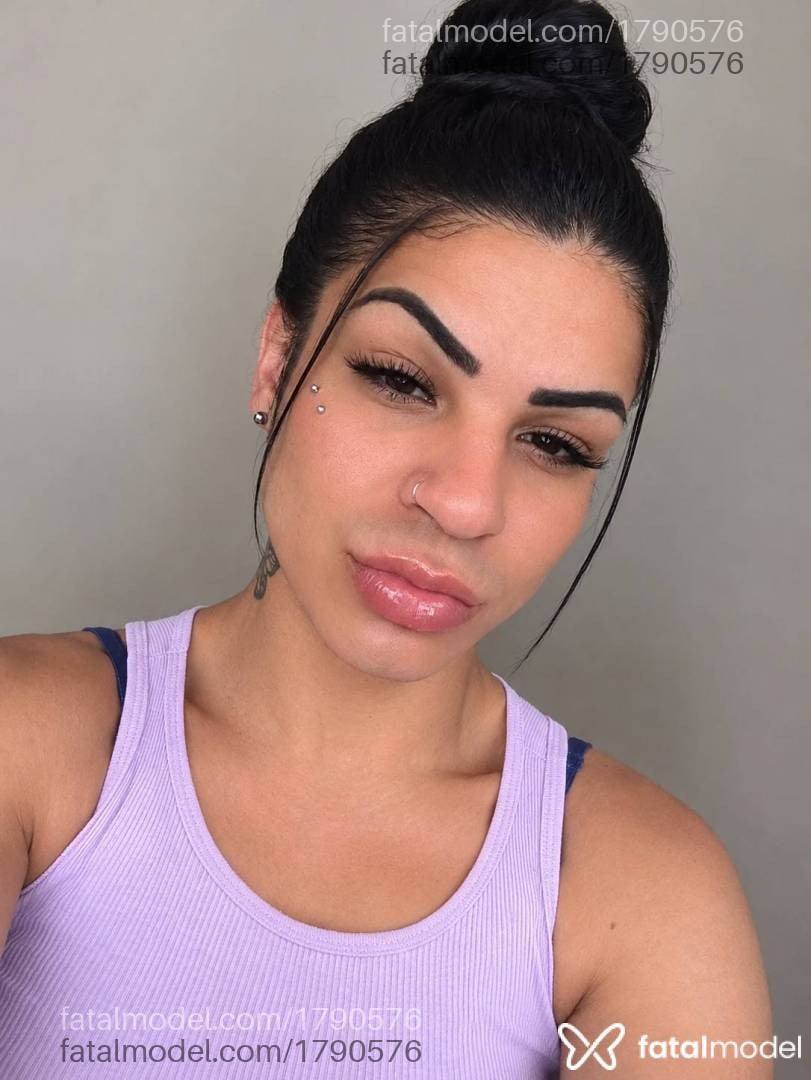 Acompanhante mulher trans morena (o) de olhos castanhos - Gabizinha