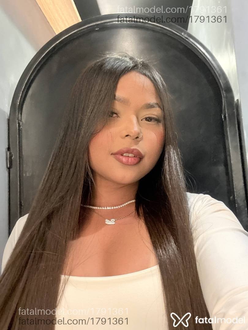 Acompanhante mulher com cabelo castanho de olhos castanhos - Laura Martinelli Acompanhante mulher com cabelo castanho de olhos castanhos - Laura Martinelli