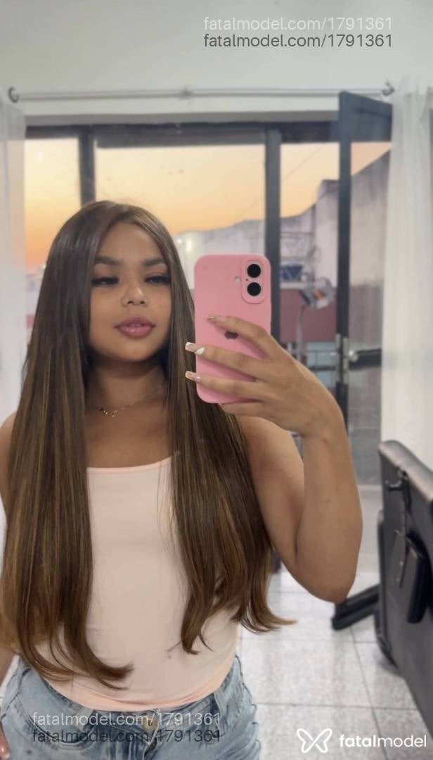 Acompanhante mulher com cabelo castanho de olhos castanhos - Laura
