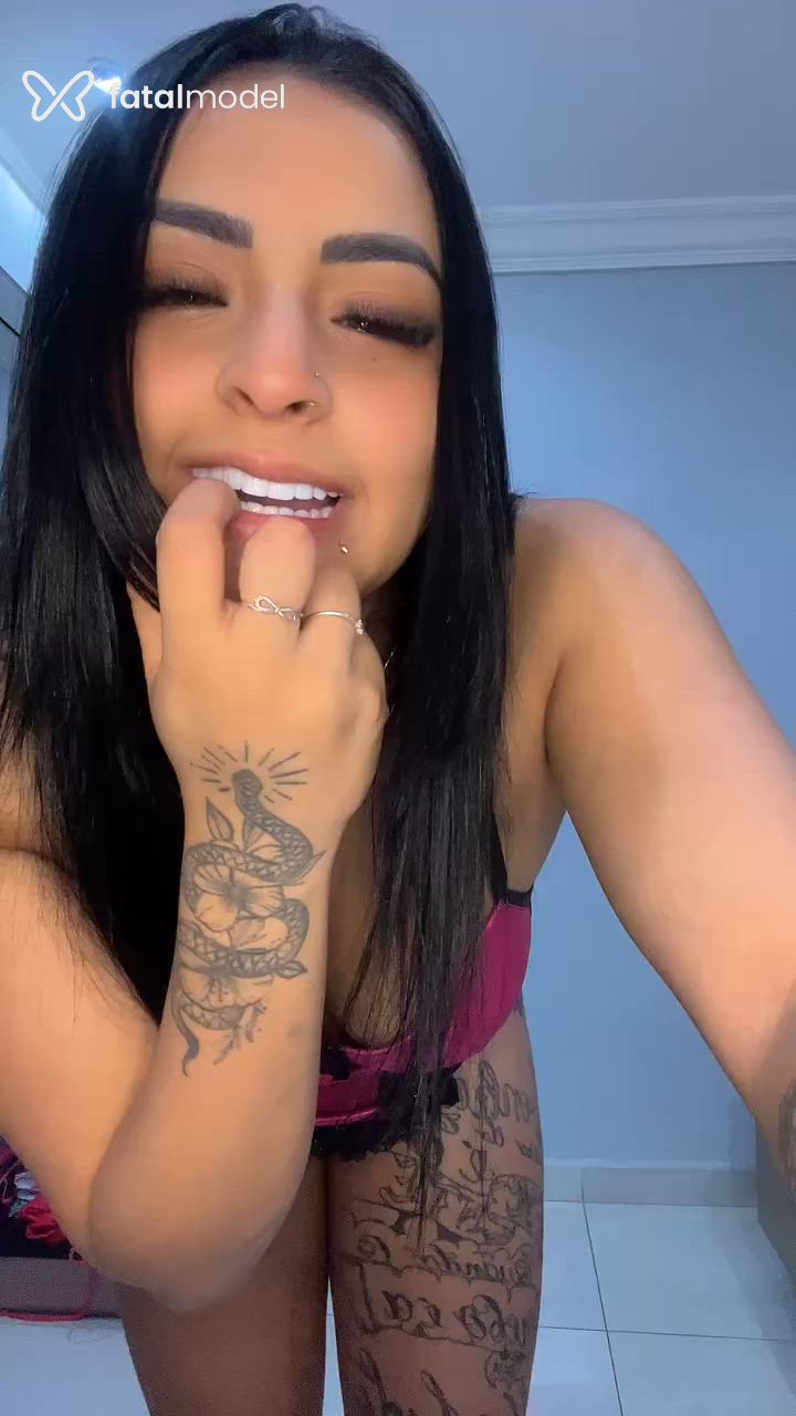 Acompanhante mulher morena (o) de olhos castanhos - Maya