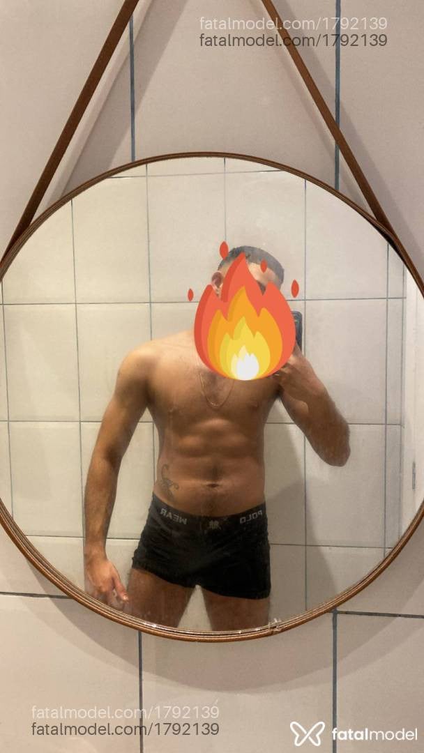 Acompanhante homem morena (o) de olhos pretos - Thomas