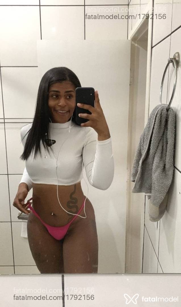 Acompanhante mulher trans com cabelo castanho de olhos castanhos - Jasmine
