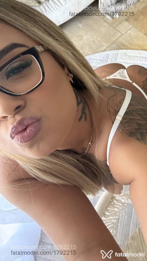 Acompanhante mulher loira (o) de olhos castanhos - Letícia