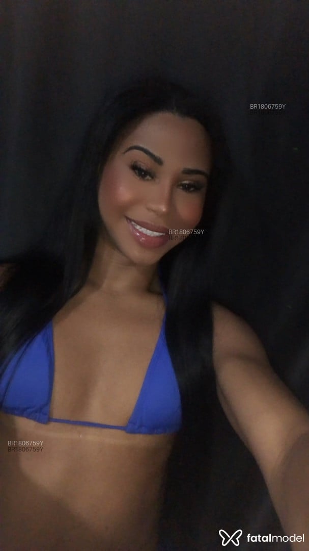 Acompanhante mulher trans com cabelo castanho de olhos castanhos - Yara Stella