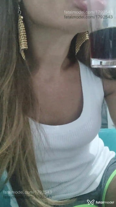 Acompanhante mulher loira (o) de olhos castanhos - Julia Bella Acompanhante mulher loira (o) de olhos castanhos - Julia Bella