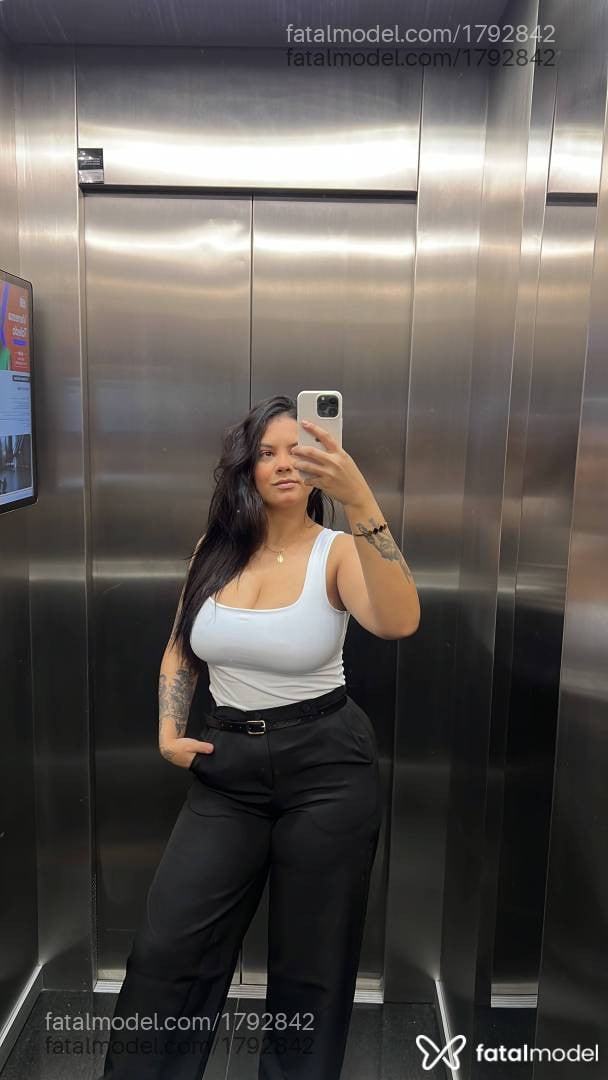 Acompanhante mulher morena (o) de olhos mel em Balneário Camboriú - Prof Jenni