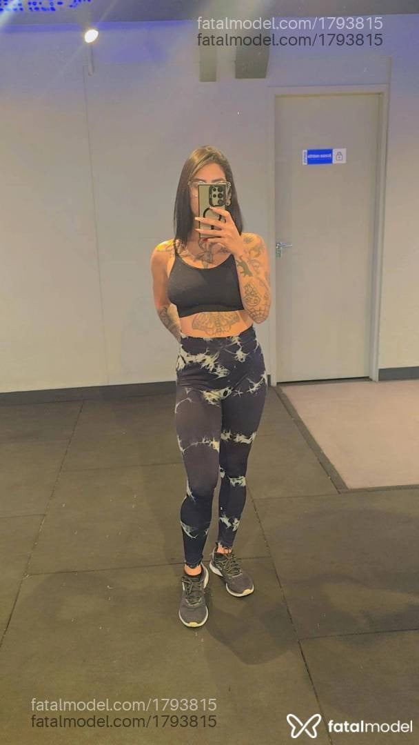 Acompanhante mulher morena (o) de olhos castanhos - Mia Muller