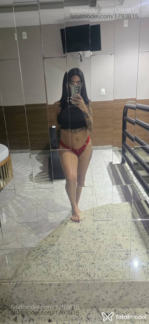 Acompanhante mulher morena (o) de olhos castanhos - Mia Muller