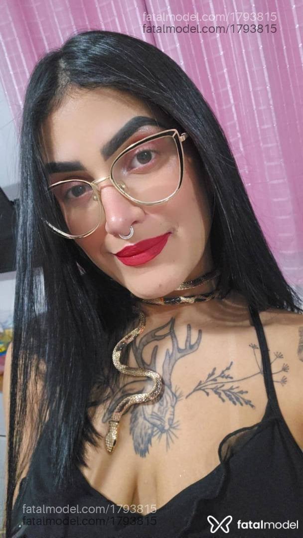 Acompanhante mulher morena (o) de olhos castanhos - Mia Muller