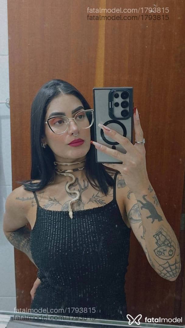 Acompanhante mulher morena (o) de olhos castanhos - Mia Muller