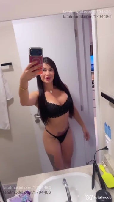 Acompanhante mulher com cabelo castanho de olhos castanhos em Curitiba Acompanhante mulher com cabelo castanho de olhos castanhos em Curitiba - Juliana