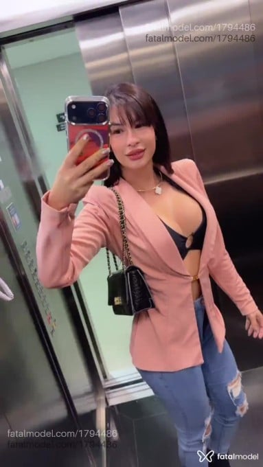 Acompanhante mulher com cabelo castanho de olhos castanhos em Curitiba Acompanhante mulher com cabelo castanho de olhos castanhos em Curitiba - Juliana