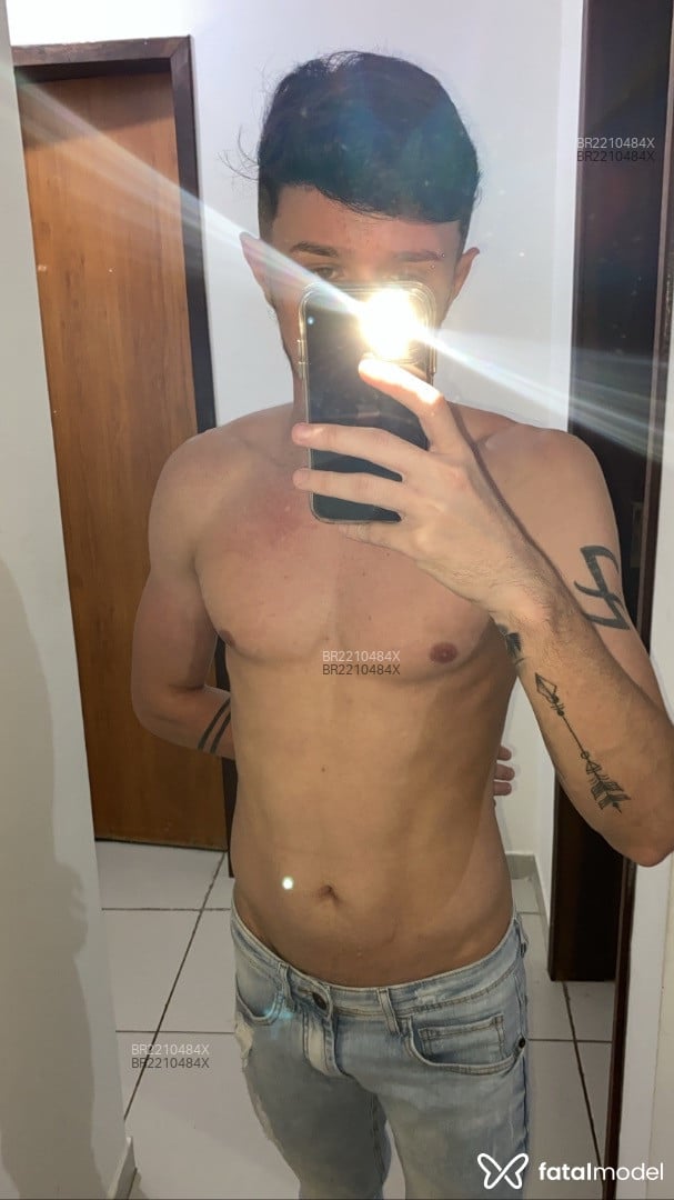 Acompanhante homem com cabelo castanho de olhos castanhos em Virtual - Artur