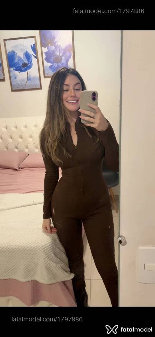 Acompanhante mulher com cabelo castanho de olhos castanhos em Londrina Acompanhante mulher com cabelo castanho de olhos castanhos em Londrina - Isis Versace