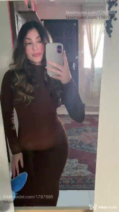 Acompanhante mulher com cabelo castanho de olhos castanhos - Isis Versace Acompanhante mulher com cabelo castanho de olhos castanhos - Isis Versace