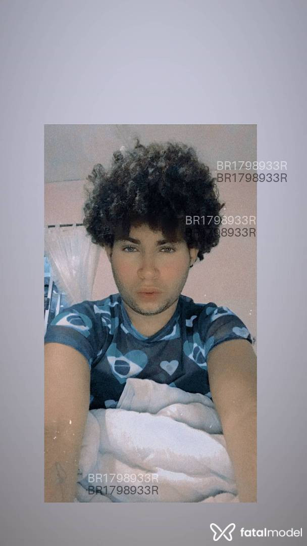 Acompanhante mulher trans com cabelo castanho de olhos verdes em Virtual - Kakau