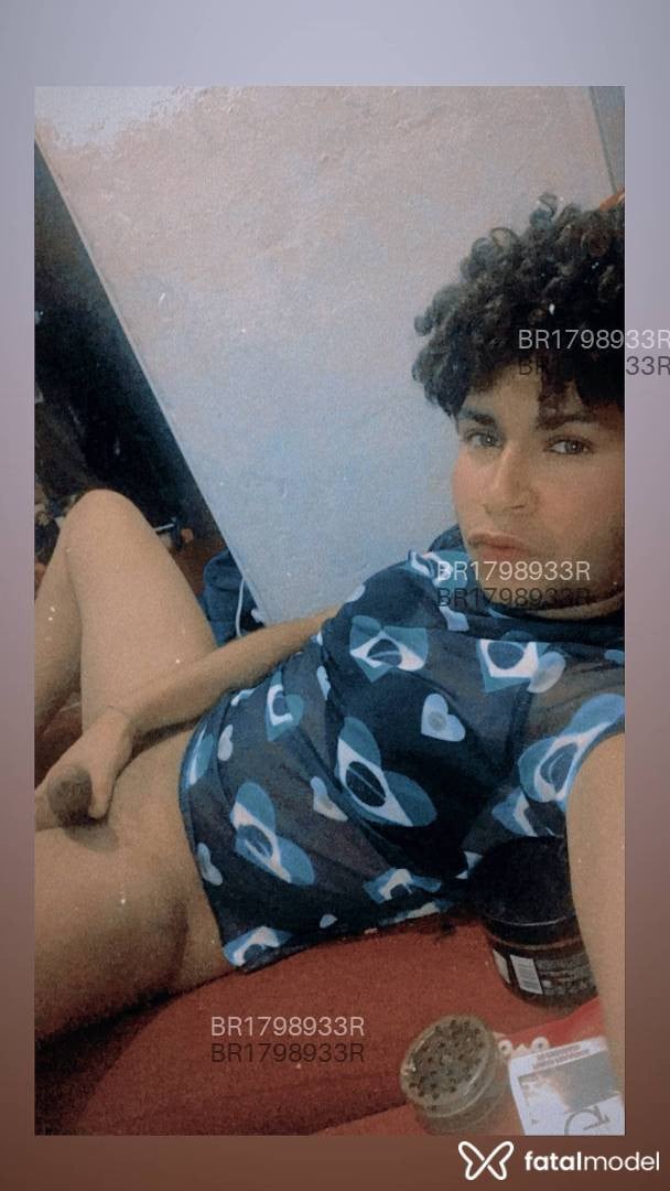 Acompanhante mulher trans com cabelo castanho de olhos verdes em Virtual - Kakau