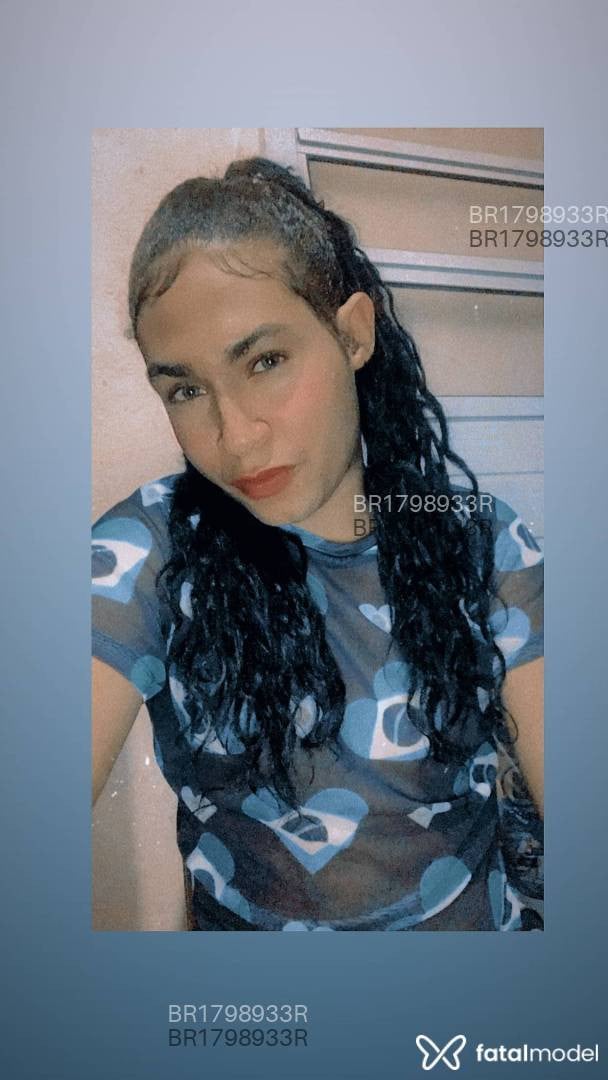 Acompanhante mulher trans com cabelo castanho de olhos verdes em Virtual - Kakau