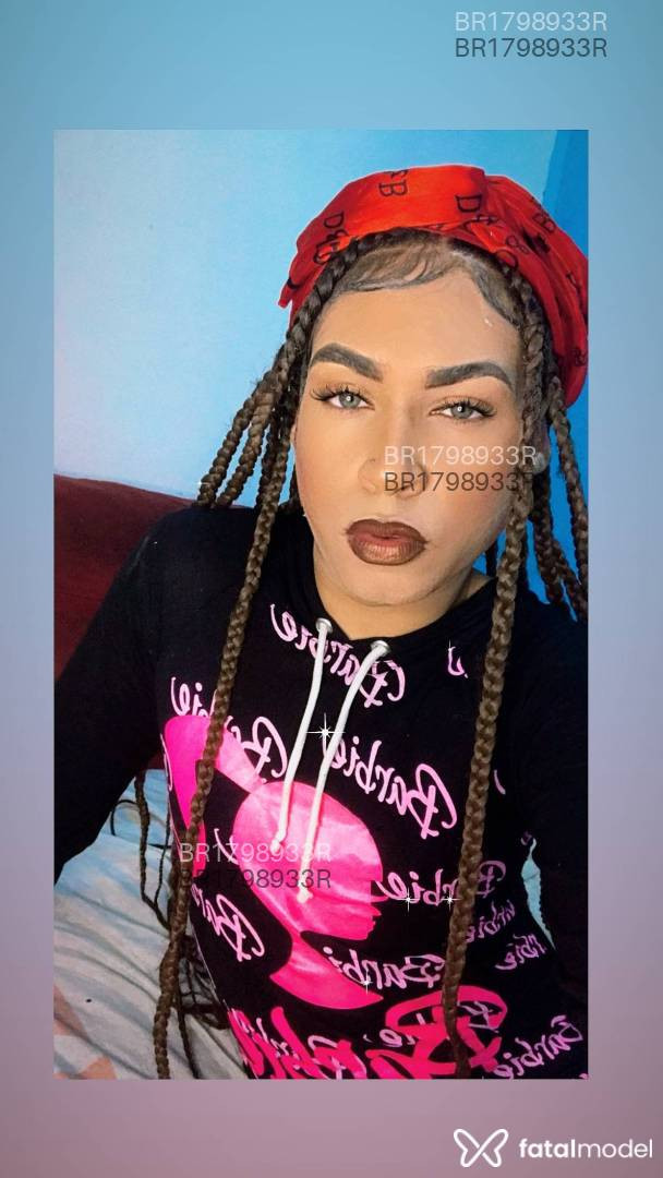 Acompanhante mulher trans com cabelo castanho de olhos verdes em Virtual - Kakau
